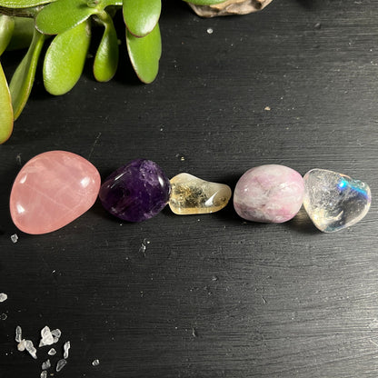 Sternrosenquarz | Amethyst | Kunzit | Citrin | Angel Aura Trommelsteine auf dunklem Holz | Happy Minerals