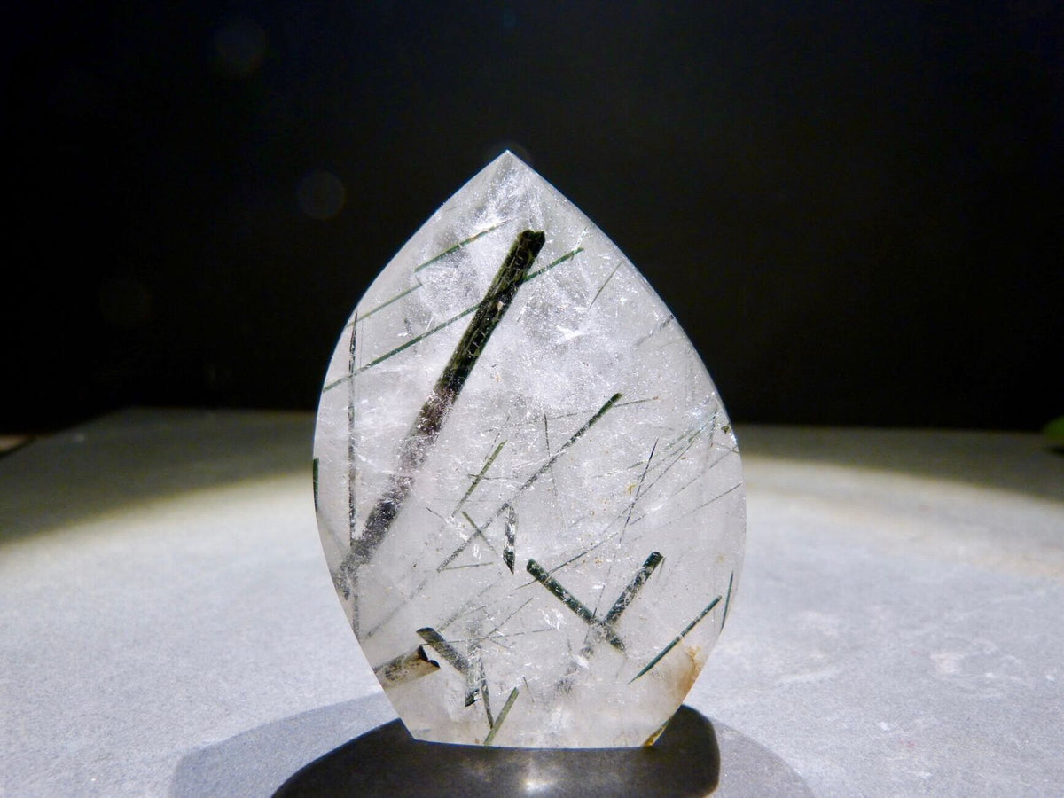 turmalinquarz-freeform-gruen-nadeln-happy-minerals