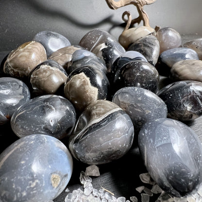 Intuitiv gewählter Vulkanachat – jedes Stück ein Unikat | Happy Minerals