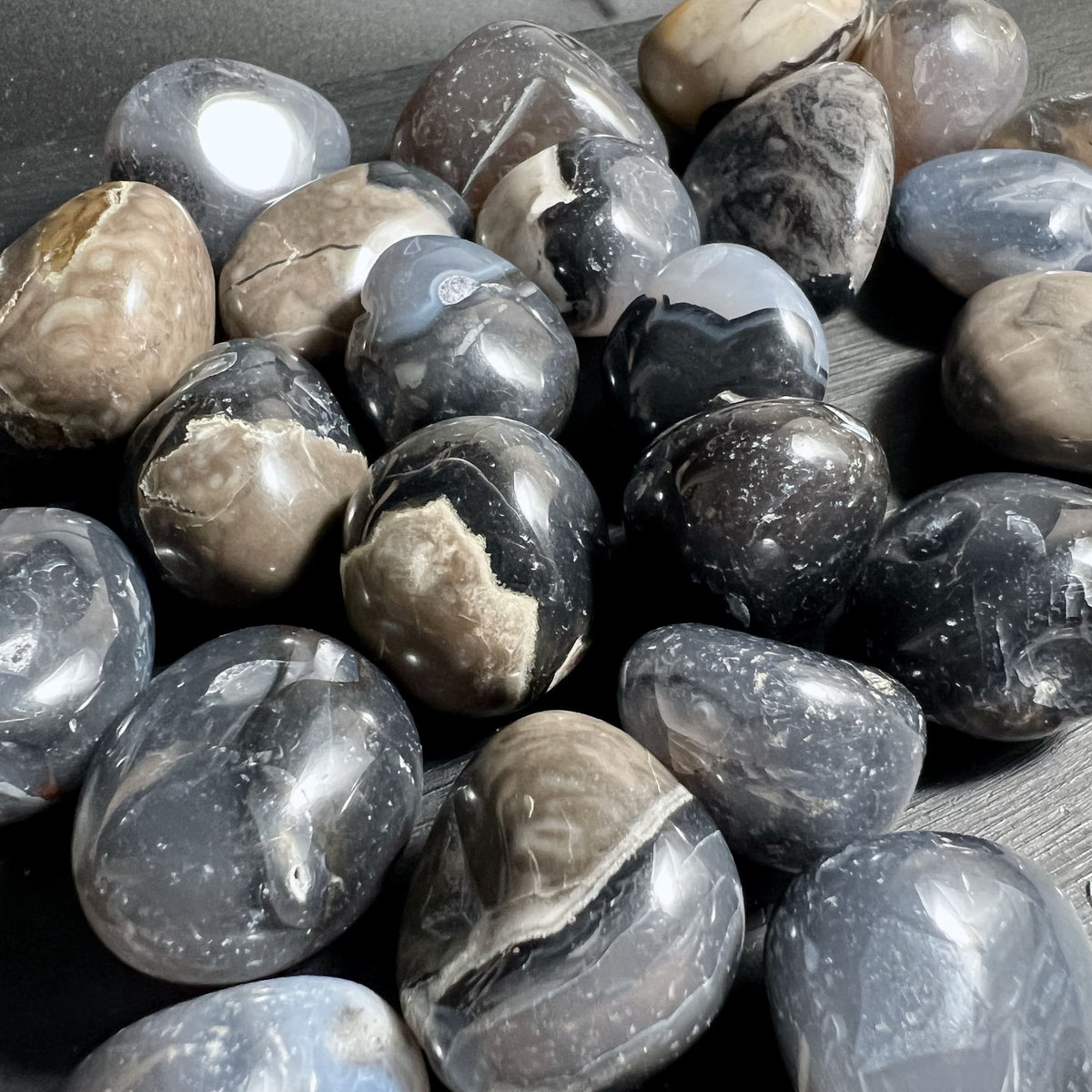 Vulkanachat als ruhiger Begleiter für Meditation und Altar | Happy Minerals