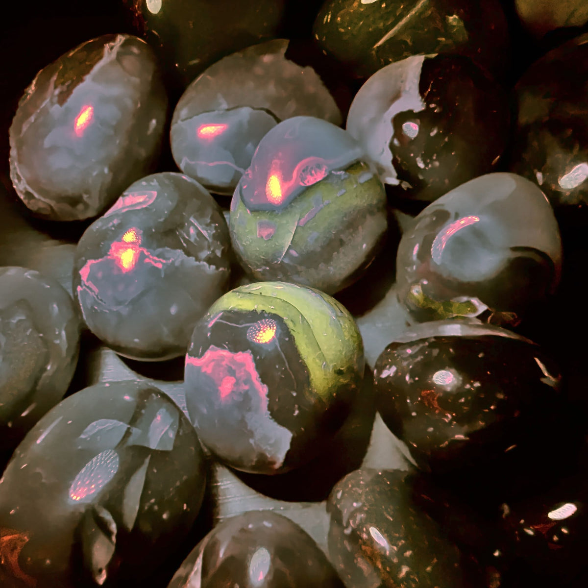 Vulkanachat leuchtet grün bis violett unter UV-Licht | Happy Minerals