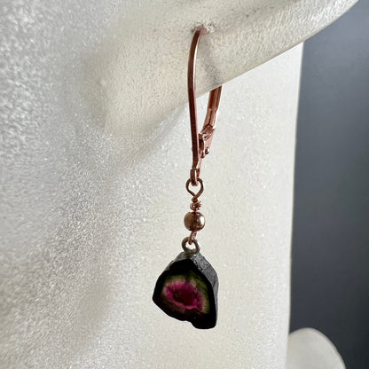 Wassermelonen Turmalin Ohrringe | Detailansicht am Ohr | zarte Kette | pinker Herzkern | Happy Minerals