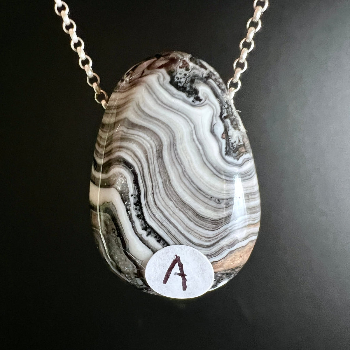 Zebracalcit Anhänger | Variante A | Wellenmuster Grau-Braun | Silberkette | Happy Minerals